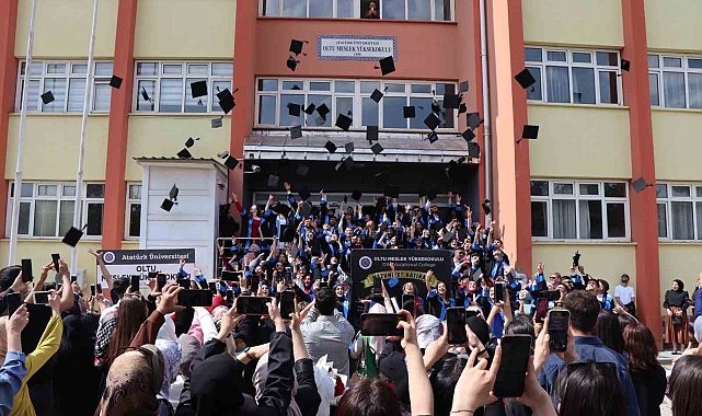 Oltu Meslek Yüksek Okulu'nda mezuniyet coşkusu