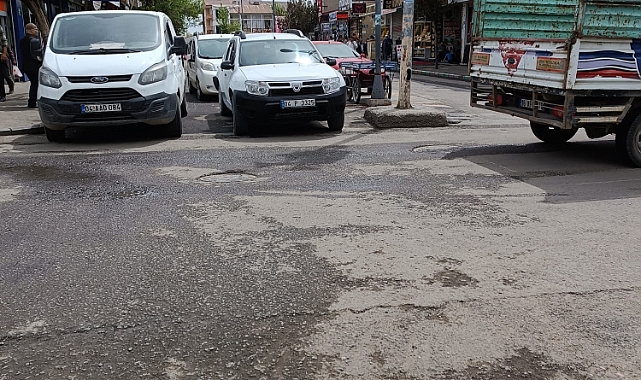 Patnos'ta Trafiğe Kapalı Cadde Yeniden Trafiğe Açıldı