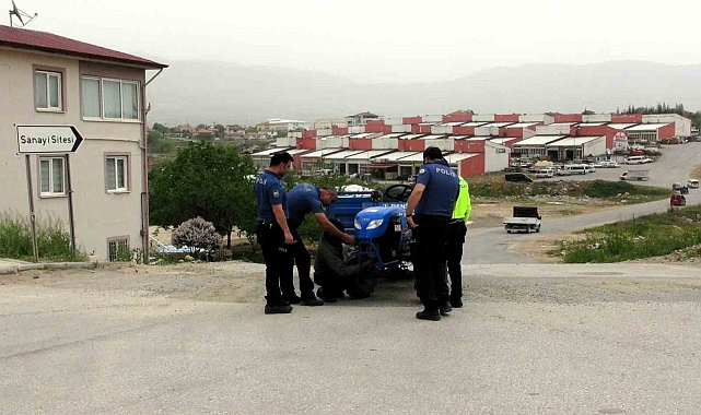 Polis arızalanan aracı tamir etti