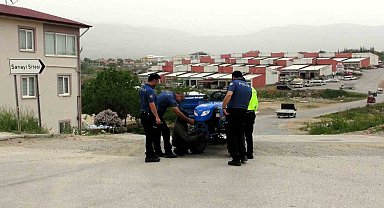 Polis arızalanan aracı tamir etti