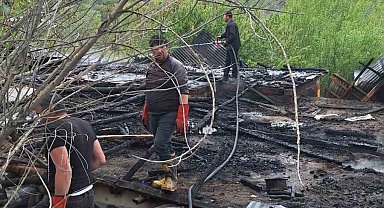 Refahiye'de ev ve odunluk yandı