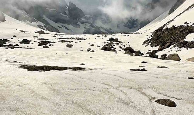 Saatlerce çektiği karlı dağların doğası mest etti: Görüntüler Alpler ve Himalayalar'ı aratmadı