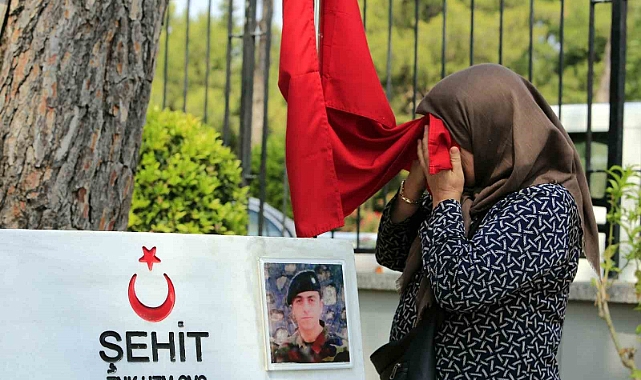 Şehit kabirlerinde buruk Anneler Günü