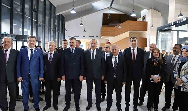 Atatürk Üniversitesi'nde tapu portreleri, 100 yıl sonra yeniden hayat buldu