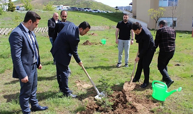 Tatvan Devlet Hastanesi bahçesinde fidan dikme etkinliği