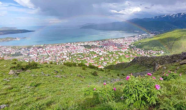 Tatvan'da gökkuşağı renk cümbüşü oluşturdu
