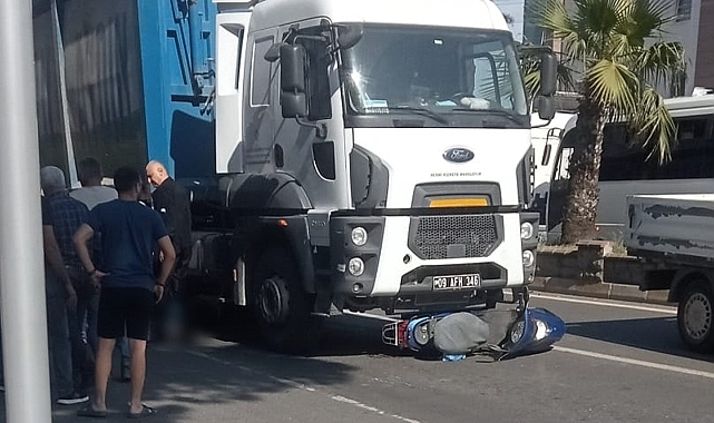 Tırın altında kalan motosikletli hayatını kaybetti