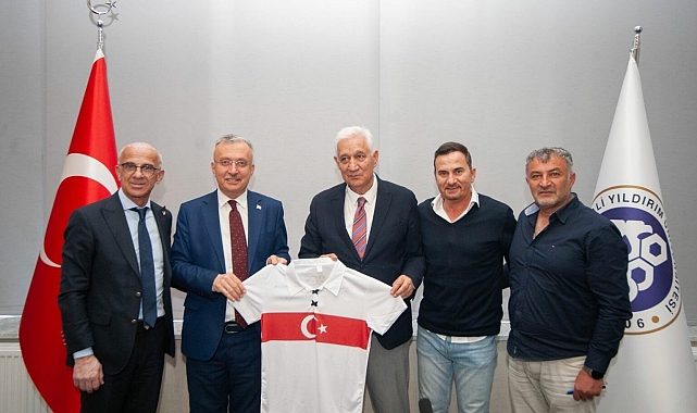 Türk futbolunun unutulmaz isimleri Rektör Levent'i ziyaret etti