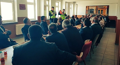 Tutak Jandarma ekibinden köy muhtarlarına trafik eğitimi verildi