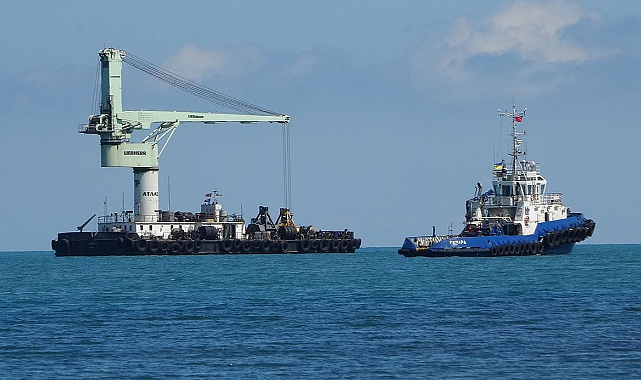 Ukrayna bandıralı römorkör ve vinç platformu dikkat çekti, gerçek sonra ortaya çıktı