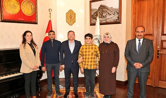 Vali Burslulukta Tam 500 Puan Alan Öğrenciyi Kutladı