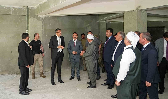 Vali Çelik, Kur'an kursu inşaatında incelemelerde bulundu
