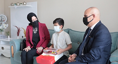 Vali Koç ve eşi, özel gereksinimli vatandaşları unutmadı