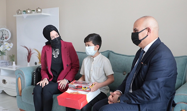 Vali Koç ve eşi, özel gereksinimli vatandaşları unutmadı