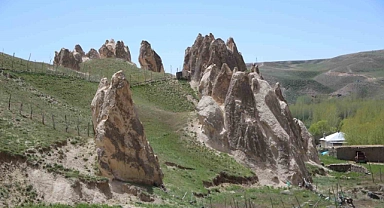 Van da peribacaları hayran bıraktırıyor