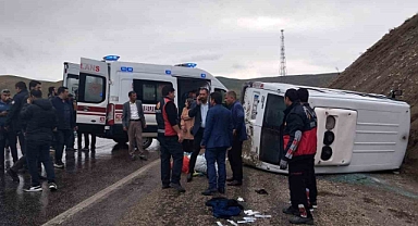 Van'da trafik kazası, kontrolden çıkan minibüs yan yattı 3 yaralı