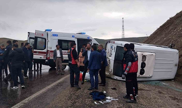 Van'da trafik kazası, kontrolden çıkan minibüs yan yattı 3 yaralı