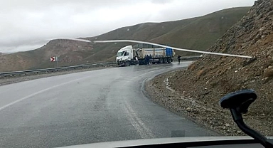 Van'da 2 tır kafa kafaya çarpıştı: 2 yaralı