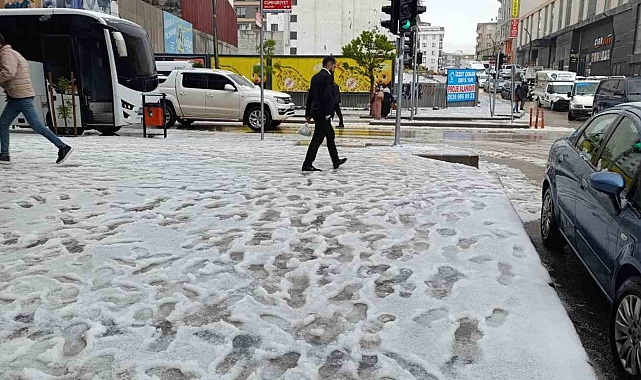 Van'da etkili olan dolu kışı aratmadı