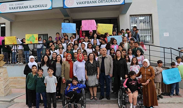 Van'da Minik Öğrenciler Engelli Akranlarını Unutmadı
