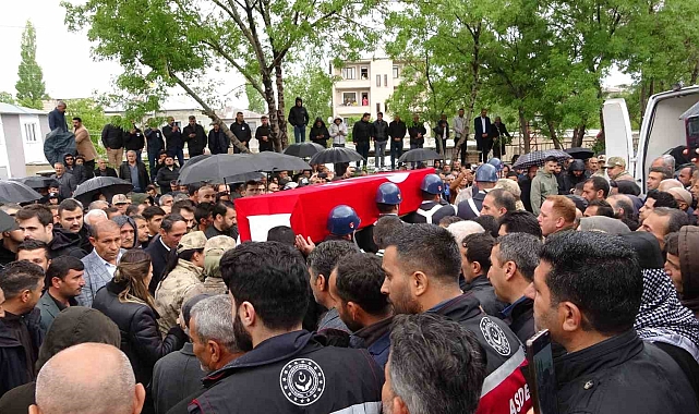 Yıldırım düşmesi sonucu şehit olan güvenlik korucusu gözyaşları arasında toprağa verildi