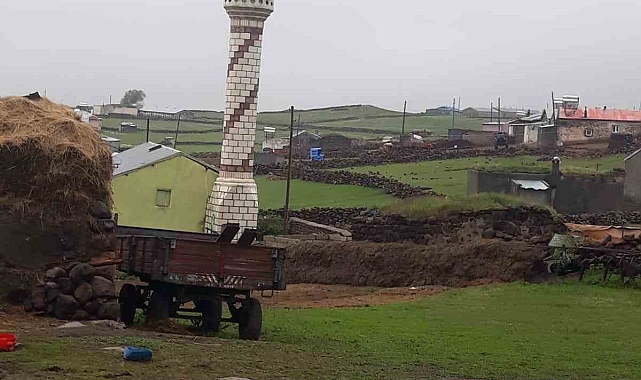 Yıldırımın düştüğü cami minaresine düştü
