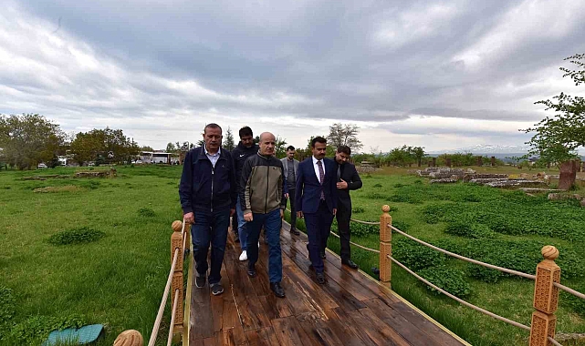 YÖK Başkanı Özvar Bitlis'te tarihi mekanları gezdi