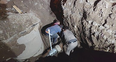 3 bin nüfuslu beldenin içme suyu şebekesini taş ve kerestelerle tıkadılar