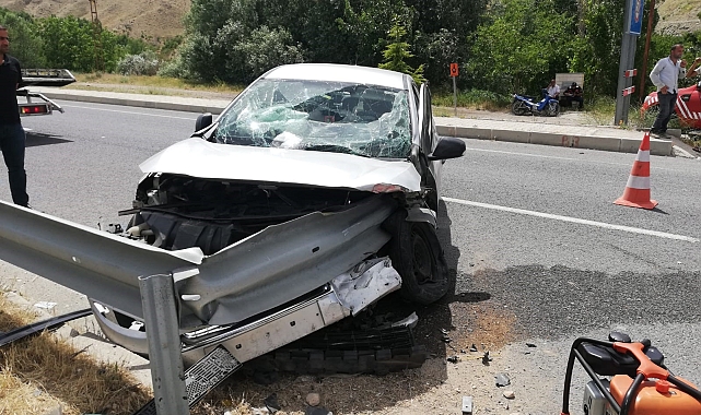 3 yaralı Otomobil bariyerlere çarptı