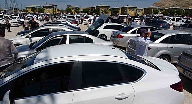 Aaçık oto pazarında yoğunluk