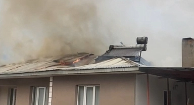 Ağrı'da ekmek pişirmek için yakılan sobadan çıkan kıvılcım yangına neden oldu (Videolu Haber)
