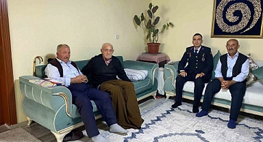 Ağrı'da Jandarma, bayramda şehit ailelerini unutmadı