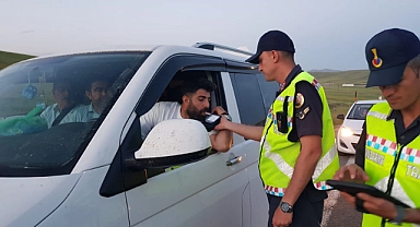Ağrı'da jandarmadan çocuklara çikolatalı sürpriz