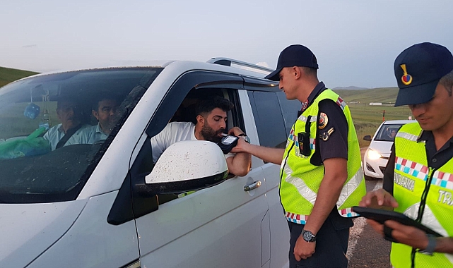 Ağrı'da jandarmadan çocuklara çikolatalı sürpriz