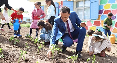 Ağrı'da Öğretmenlik Yapan Oruç, Okul Bahçesine Öğrencileri İçin Organik Tarım Alanı Kurdu