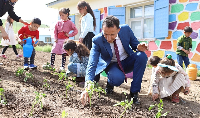 Ağrı'da Öğretmenlik Yapan Oruç, Okul Bahçesine Öğrencileri İçin Organik Tarım Alanı Kurdu