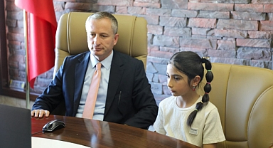 Ağrı'da özel çocuklara mektup yazan öğrenciye ödül