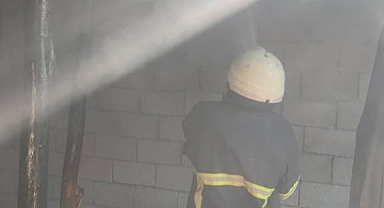 Ağrı'da sabah saatlerinde çıkan çatı yangını korkuttu(Videolu Haber)