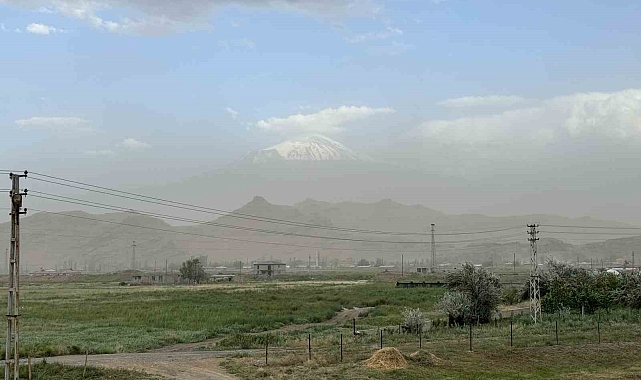 Ağrı Dağı eteklerinde fırtına sonrası toz bulutu oluştu