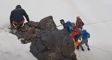 Ağrı Dağı’ndan düşerek hayatını kaybeden İranlı dağcının cansız bedenine ulaşıldı(Videolu haber)