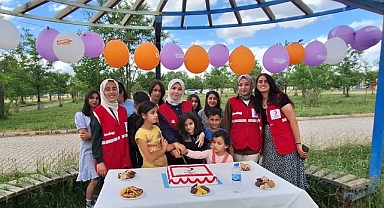 Ağrı Kızılay’dan çocuklara doğum günü sürprizi