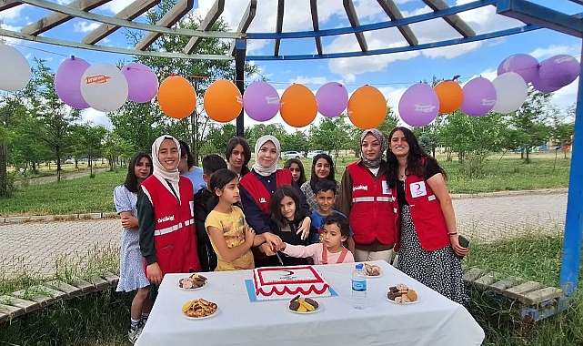 Ağrı Kızılay’dan çocuklara doğum günü sürprizi