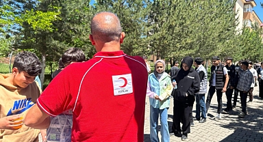 Ağrı Kızılay, sınav öncesi öğrencilere ikramda bulundu