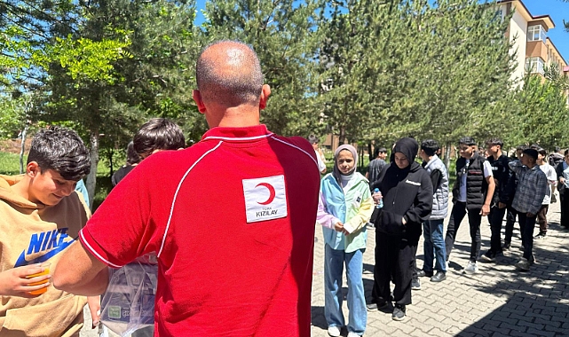 Ağrı Kızılay, sınav öncesi öğrencilere ikramda bulundu