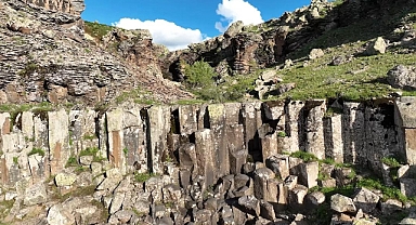 (Videolu Haber) Ağrı'nın 2 bin 200 rakımlı bölgesinde bulunan dizili kayalıklar büyülüyor