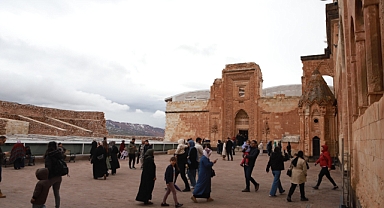 (Videolu Haber) Ağrı'nın Tarihi Sarayı'na Kurban Bayramı'nda ziyaretçi akını