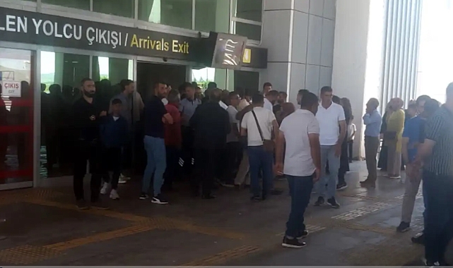 Ağrı uçağı Erzurum'a iniş yapınca hacı yakınları görevliler ile tartıştı