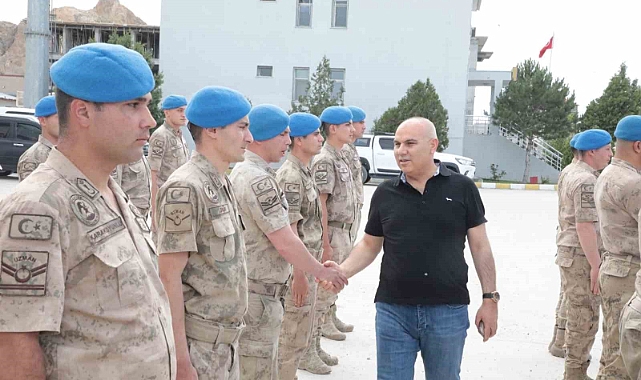 Ağrı Valisi Koç, Doğubayazıt’ta askerlerin Kurban Bayramı’nı kutladı