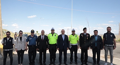 Ağrı Valisi Koç, polislerle beraber trafik denetimi yaptı