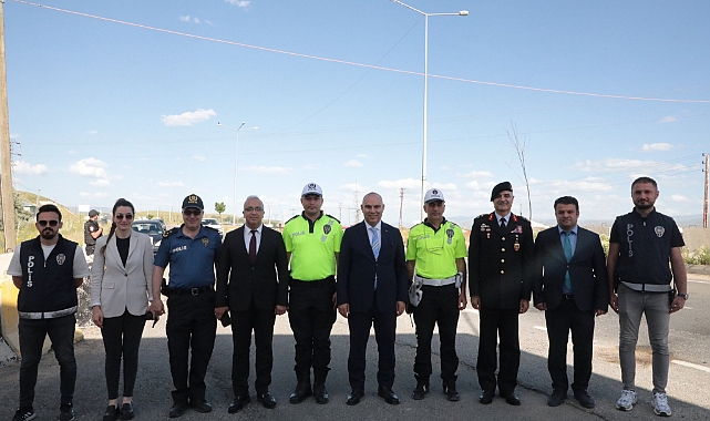 Ağrı Valisi Koç, polislerle beraber trafik denetimi yaptı